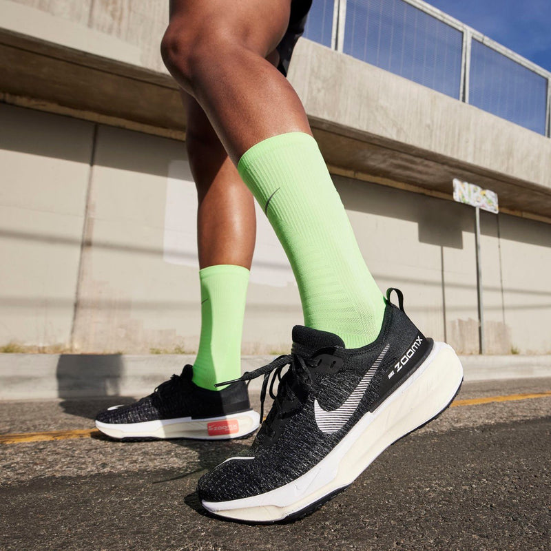 Invencible X Run 3 Black White–Elegante